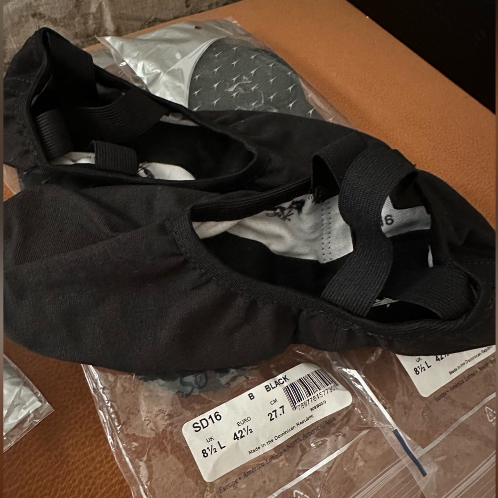 So Danca Stretch Canvas Split Toe Sole Ballet Shoe; size 8 1/2 L (B) Black